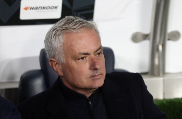 Mourinho yêu cầu một phần thưởng từ 25 triệu đến 30 triệu euro và một khoản phí im lặng? Các giám đốc điều hành cấp cao của Fenerbahce phủ nhận nó