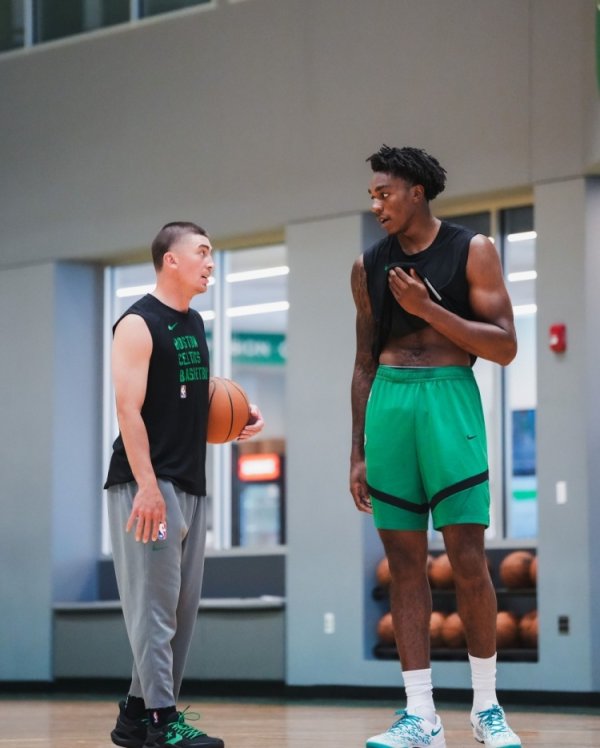 Hình ảnh đào tạo chính thức của Celtics: Prichard & Aid New Anthony Simmons được liệt kê