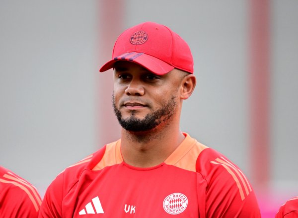 Có phải Blues cũng mời huấn luyện năm ngoái? Kompany: Đó không phải là cơ hội cho tôi, nhưng là một nghịch lý điên rồ