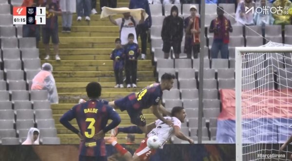Kubasi ghi bàn nhưng bàn thắng không được công nhận do Garcia phạm lỗi. Barcelona vẫn 1-1 Girona