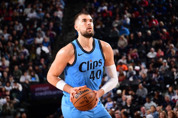 Chưa làm việc chăm chỉ! Zubac dễ dàng ghi 8 điểm, 5 rebound và 4 kiến ​​​​tạo khi bắn 3/5.