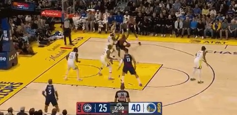 Đối đầu! Kaguya lao thẳng vào Butler dưới rổ rồi quay lại và thực hiện cú ném.