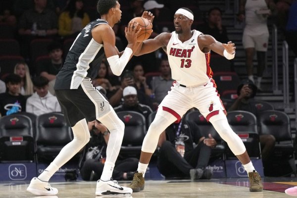 Zeng Lingxu: Spurs có thành tích ổn định và nằm trong top sáu ở Western Conference. Nếu tỷ lệ đi học của lớp nghệ thuật tự do đạt tiêu chuẩn thì họ là MVP➕DPOY!