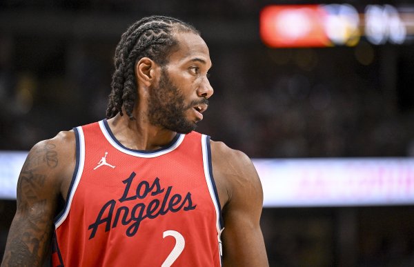 Bịt cổ họng bằng một thanh kiếm! Kawhi đã ghi một bàn thắng ấn tượng, ghi 34 điểm khi bắn 11/16, 5 rebound, 5 kiến ​​​​tạo, 6 lần đánh cắp% 26 và 14 điểm trong hiệp cuối cùng.