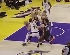 Sức hấp dẫn kinh hoàng! Doncic cản phá bóng ở vạch cuối sân, 3 cầu thủ của Heat nhanh chóng dàn ra tạo thành đội đôi ＂Skynet＂!