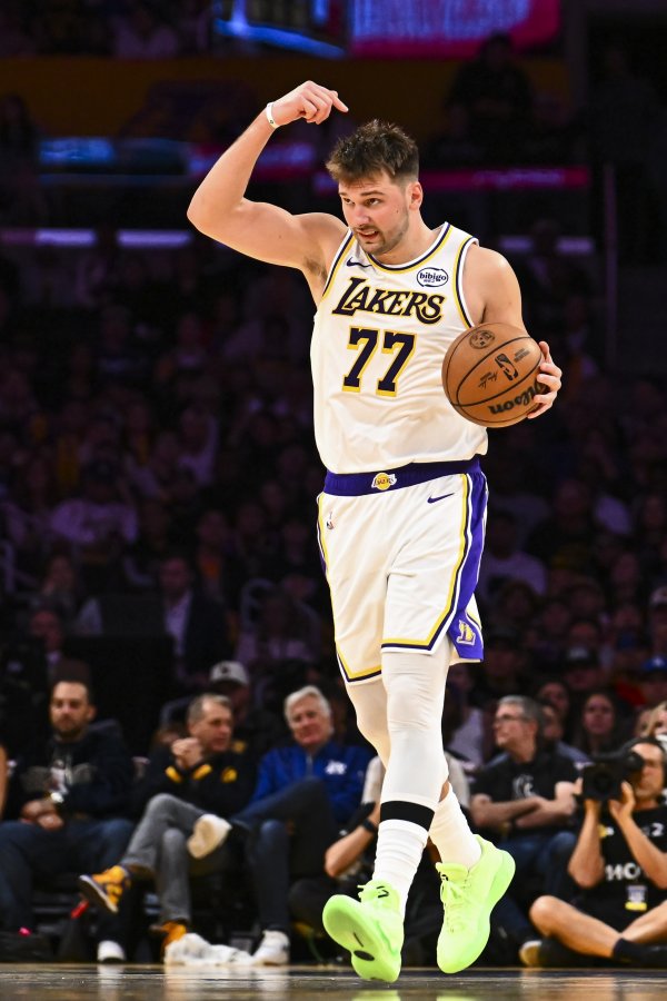 Chỉ 1 trong 11 bức ảnh từ bên ngoài! Redick: Tôi không nhớ Doncic đã chọn cú sút nào tệ