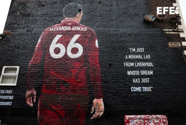 Bức tranh tường Liverpool của Arnold đã bị làm xấu sáng nay với dòng chữ graffiti có nội dung: ＂Tạm biệt chuột＂