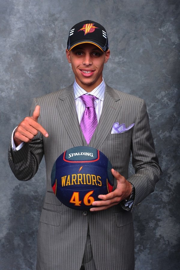 Curry: Khi mới bước chân vào NBA, tôi muốn tăng cơ bắp vì sự kiêu ngạo, nhưng Nelson đã cảnh báo tôi rằng điều đó sẽ làm hỏng khả năng bắn của tôi.