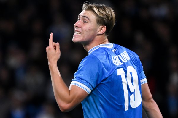 Hai anh em này 😅 Hoylen và McTominay lần lượt bỏ lỡ những cơ hội ngon ăn, còn Naples hòa với Đại bàng Pháp với tỷ số 0-0.