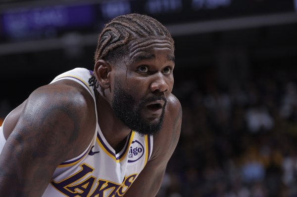 Ayton: Huấn luyện viên tin tưởng vào màn trình diễn của tôi khi chuyển đổi hàng phòng ngự. Tôi cảm thấy rất thoải mái vì có sự hỗ trợ của các đồng đội phía sau.