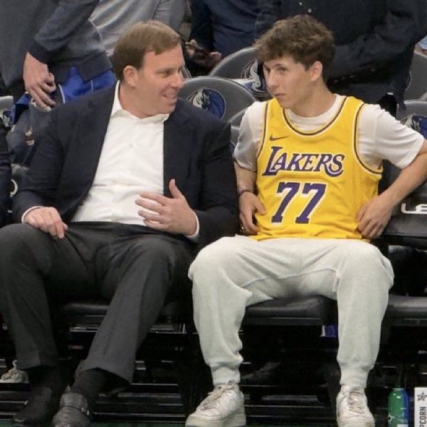 Nhìn vào nó có đau không? Ông chủ Mavericks nói chuyện với người hâm mộ mặc áo Lakers của Luka Doncic