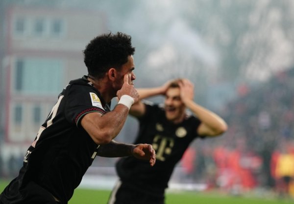 Một bức tranh nổi tiếng thế giới? Tweet chính thức của Bayern: Bàn thắng của Dias nên được treo ở Louvre!