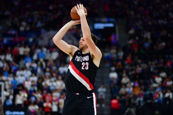 Đừng chơi bên trong ngay cả khi bạn có lợi thế về chiều cao! Klingan có đang trở thành Ayton tiếp theo không?