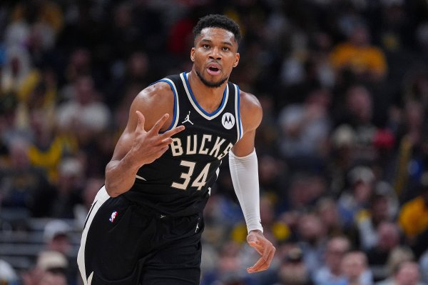 🤦‍♂️Anh ơi, anh có mệt không? Quả ném phạt của Antetokounmpo không chạm rổ và trọng tài cho là vi phạm.