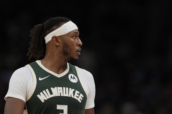 Chỉ ghi được ba điểm! Turner chỉ tung ra 9 cú sút và ghi 4 bàn, ghi 15 điểm, 7 rebound, 2 kiến ​​tạo và 3 cướp bóng.